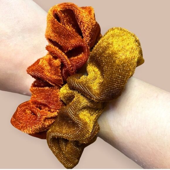 🆕 2/$20 Velvet Scrunchie Duo - Picture 1 of 3